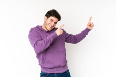 Genç adam beyaz arka planda yalnız dans ediyor ve eğleniyor..