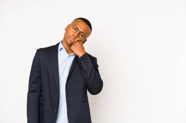 Beyaz arka planda izole edilmiş genç iş adamı üzgün ve dalgın hisseden, fotokopi alanına bakan.