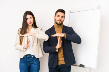 Kafkasyalı genç bir iş çifti izole edilmiş bir şekilde mola veriyor..