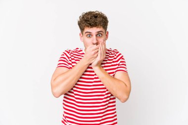 Sarışın, kıvırcık saçlı, beyaz tenli bir adam, ağzı kapalı ve endişeli görünüyor..