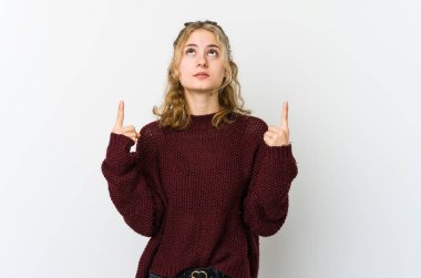 Beyaz arka plandaki beyaz kadın ağzı açık, üst tarafı işaret ediyor..