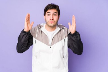 Mor arka planda izole edilmiş genç bir adamın bir fikri, ilham konsepti var..