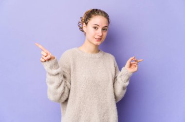 Mor arka planda beyaz bir kadın farklı fotokopi alanlarını gösteriyor, birini seçiyor, parmaklarıyla gösteriyor..