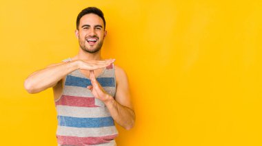 Kafkasyalı genç adam sarı fırında izole edilmiş bir şekilde mola veriyor..