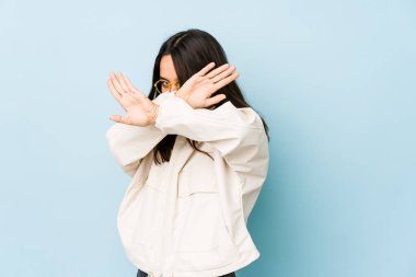 Genç, melez İspanyol kadın izole edilmiş iki kolu çapraz tutuyor, inkar kavramı..