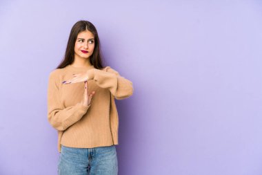 Mor arka planda izole edilmiş genç beyaz kadın bir mola hareketi gösteriyor..