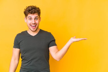  Fotokopi alanını avucunun içinde tutar, el üstünde tutar. Şaşırmış ve mutlu..