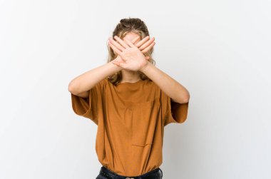 Beyaz sırtlı genç beyaz kadın iki kolu çapraz tutuyor, inkar kavramı.