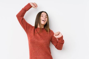 Yalnız poz veren beyaz bir kadın.