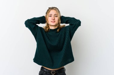 Beyaz sırtında beyaz bir kadın öfkeyle bağırıyor..