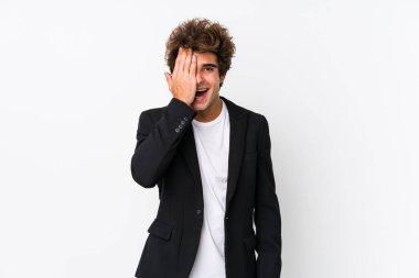 Beyaz bir geçmişi olan beyaz bir iş adamı, yüzünün yarısını palmiye ile örterek eğleniyor..