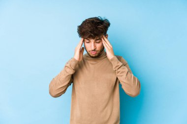 Genç Arap adam tapınaklara dokunuyor ve baş ağrısı çekiyor..