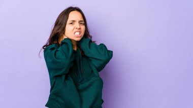 Genç, melez, İspanyol bir kadın. Kafasının arkasına dokunuyor, düşünüyor ve bir seçim yapıyor..