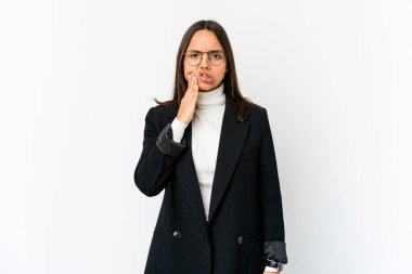 Genç melez iş kadını beyaz arka planda izole edilmiş güçlü bir diş ağrısı ve azı dişi ağrısı var..