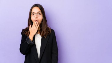 Latin kökenli genç bir kadın şok olmuş, ağzı ellerle kaplanmış, yeni bir şey keşfetmek için sabırsızlanıyor..