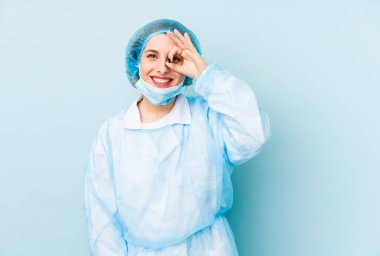 Genç cerrah kadın heyecanlı. Gözünü dört aç..