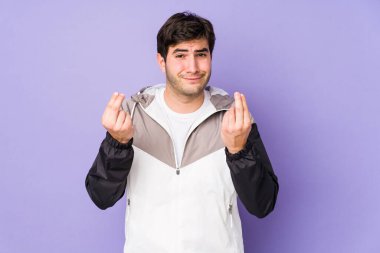 Mor arka planda izole edilmiş genç bir adam, kadının hiç parası olmadığını gösteriyor..