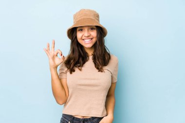 Genç, Latin kökenli, neşeli ve kendinden emin bir kadın..