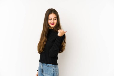 Beyaz arka planda izole genç beyaz kadın başparmak uzakta, gülüyor ve kaygısız.