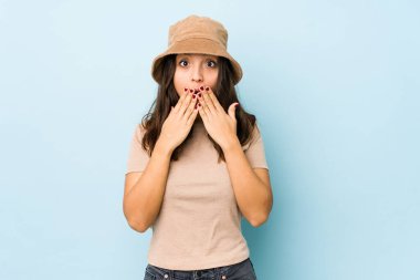 Latin kökenli genç bir kadın şok olmuş, ağzı ellerle kaplanmış, yeni bir şey keşfetmek için sabırsızlanıyor..