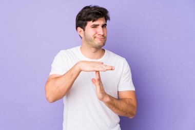 Mor arka planda izole edilmiş genç adam bir mola hareketi gösteriyor..