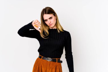 Beyaz arka planda izole edilmiş, hoşlanmadığı bir hareket gösteren beyaz bir kadın. Anlaşmazlık konsepti.