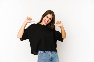 Beyaz arka planda izole genç beyaz kadın gururlu ve kendinden emin hissediyor, örnek olarak..