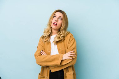 Sarışın, güzel bir kadın. Sürekli tekrarlanan bir görevden yorulmuş..