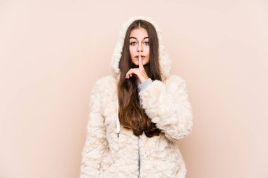 Kafkasyalı genç bir kadın yalnız poz veriyor. Sır saklıyor ya da sessizlik istiyor..