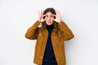 Uzun saçlı adam yalnız poz veriyor. Gözlerini açık tutuyor ve başarı fırsatı arıyor..