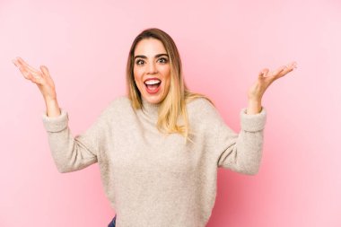 Bir zaferi ya da başarıyı kutlayan orta yaşlı kadın, şaşırdı ve şok oldu..