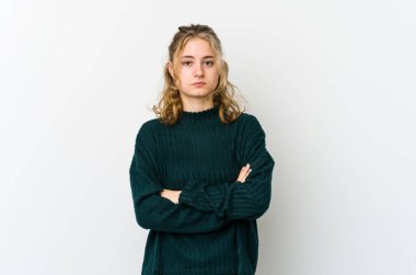 Beyaz arka plandaki genç beyaz kadın sıkılmış, yorgun ve dinlenmeye ihtiyacı var..