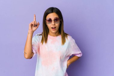 Mor arka planda izole edilmiş genç hippi kadının bir fikri, ilham konsepti var..