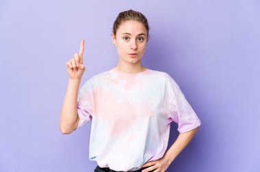 Mor arka planda beyaz bir kadın ağzı açık, üst tarafı işaret ediyor..