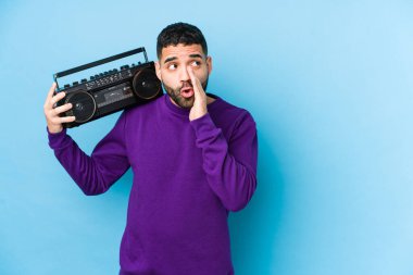 Elinde radyo kaseti olan genç bir Arap adam müzik dinleyen genç bir Arap 'ı izole etti. Gizli bir sıcak fren haberi veriyor ve yan tarafa bakıyor.