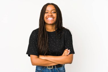 Genç Afrikalı Amerikalı kadın beyaz arka planda izole edilmiş gülüyor ve eğleniyor..