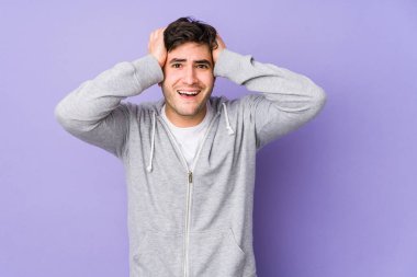 Mor arka planda yaşayan genç bir adam çığlık atıyor, çok heyecanlı, tutkulu, bir şeyden memnun..