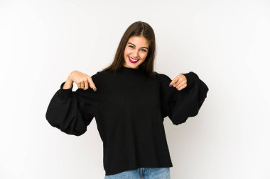 Beyaz arka planda izole genç beyaz kadın parmaklarıyla aşağı noktalar, olumlu duygu.