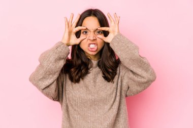 Genç, melez İspanyol bir kadın izole edilmiş. Başarı fırsatı bulmak için gözlerini açık tutuyor..