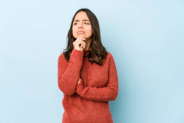 Genç, melez, Latin kökenli bir kadın. Düşünmeyi ve bakmayı, düşünmeyi, düşünmeyi, fantezi kurmayı....