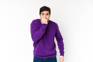 Beyaz arka planda izole edilmiş, tırnak yiyen, gergin ve endişeli genç bir adam..
