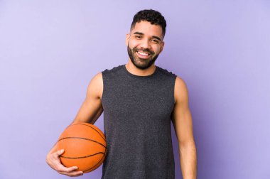 Sepet oynayan genç latin adam mutlu, güler yüzlü ve neşeli..