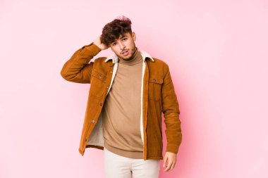 Yalnız poz veren genç bir Arap. 