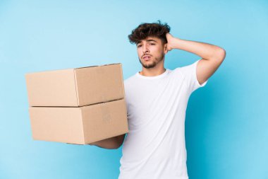 Kutuları tutan genç Arap şoka uğramış, önemli bir buluşmayı hatırladı..