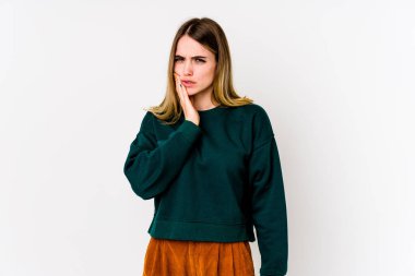 Beyaz arka planda izole genç beyaz kadın güçlü bir diş ağrısı, azıdişi ağrısı var..