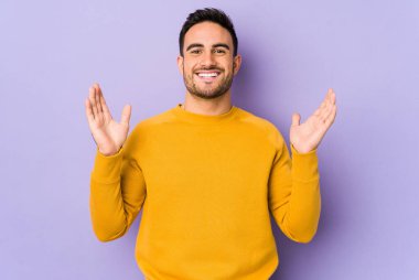 Mor arka planda izole edilmiş beyaz bir adam neşeli bir şekilde gülüyor. Mutluluk kavramı.