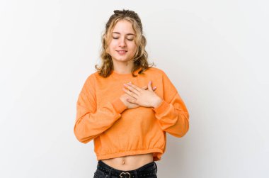 Beyaz sırtlı beyaz kadın, dost canlısı bir ifadeye sahip, avuçlarını göğsüne bastırıyor. Aşk konsepti.