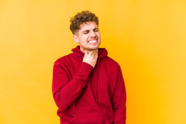  Bir virüs ya da enfeksiyon yüzünden boğaz ağrısı çekiyor..