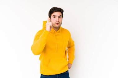 Beyaz arka planda yaşayan genç bir adamın bir fikri, ilham konsepti var..