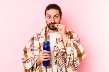 Kamp günü genç beyaz bir adam parmakları dudaklarında bir termosla bir sır saklıyor..